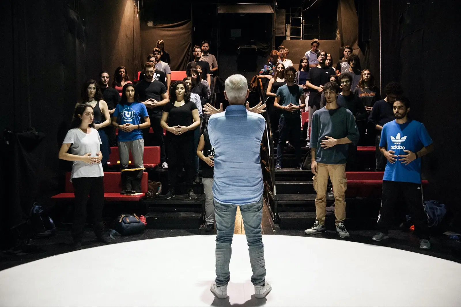 Carlo Cerciello sul palcoscenico del Teatro Elicantropo davanti alla classe
