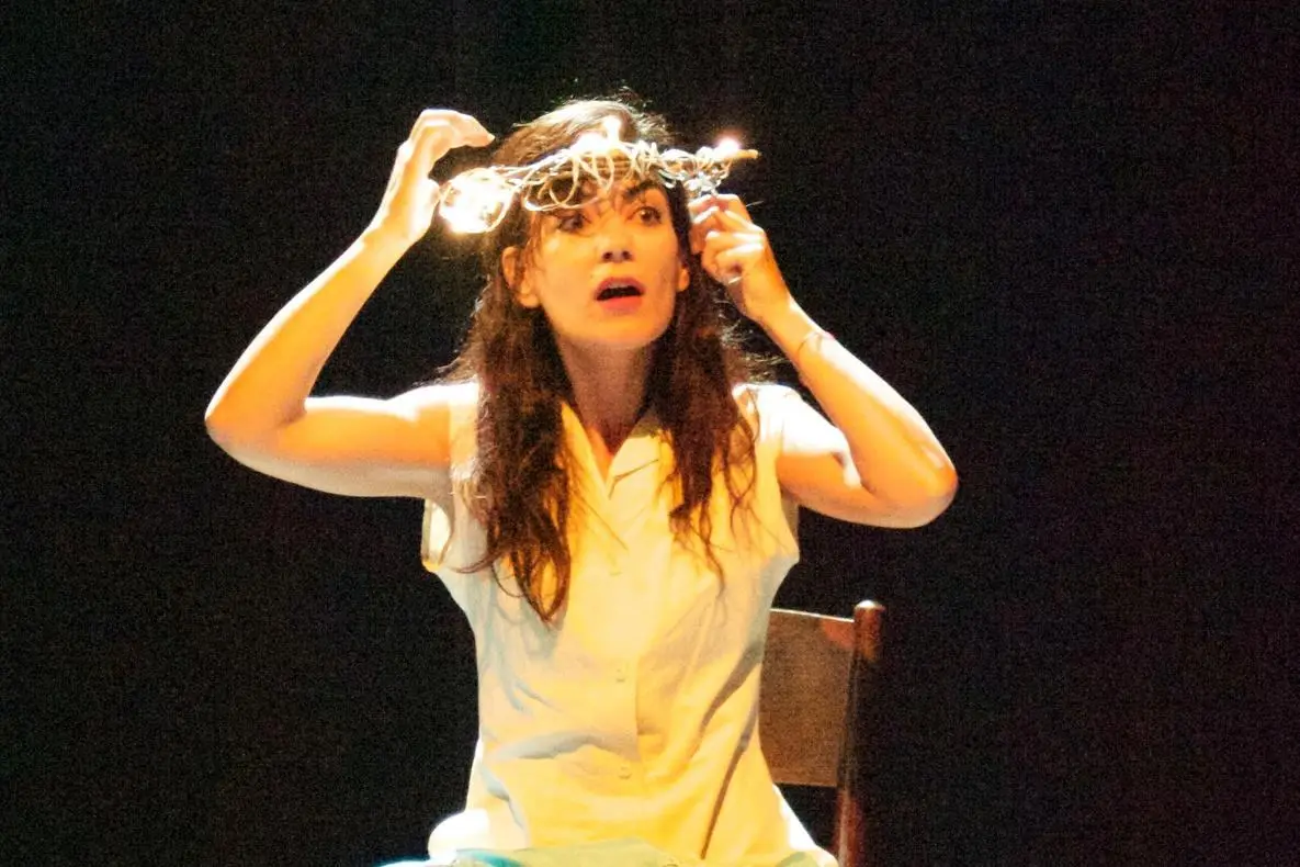 Alienate, Francesca Ritrovato in scena con una corona di luci sul capo