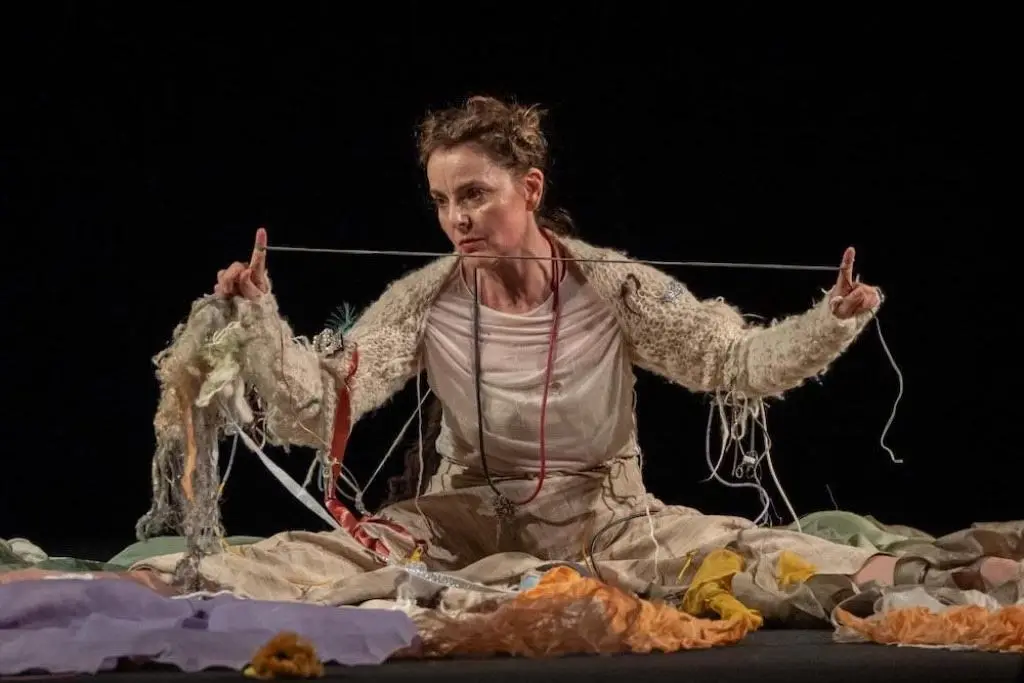 Antigone non muore, Clara Galante in scena avvolta da fili e radici