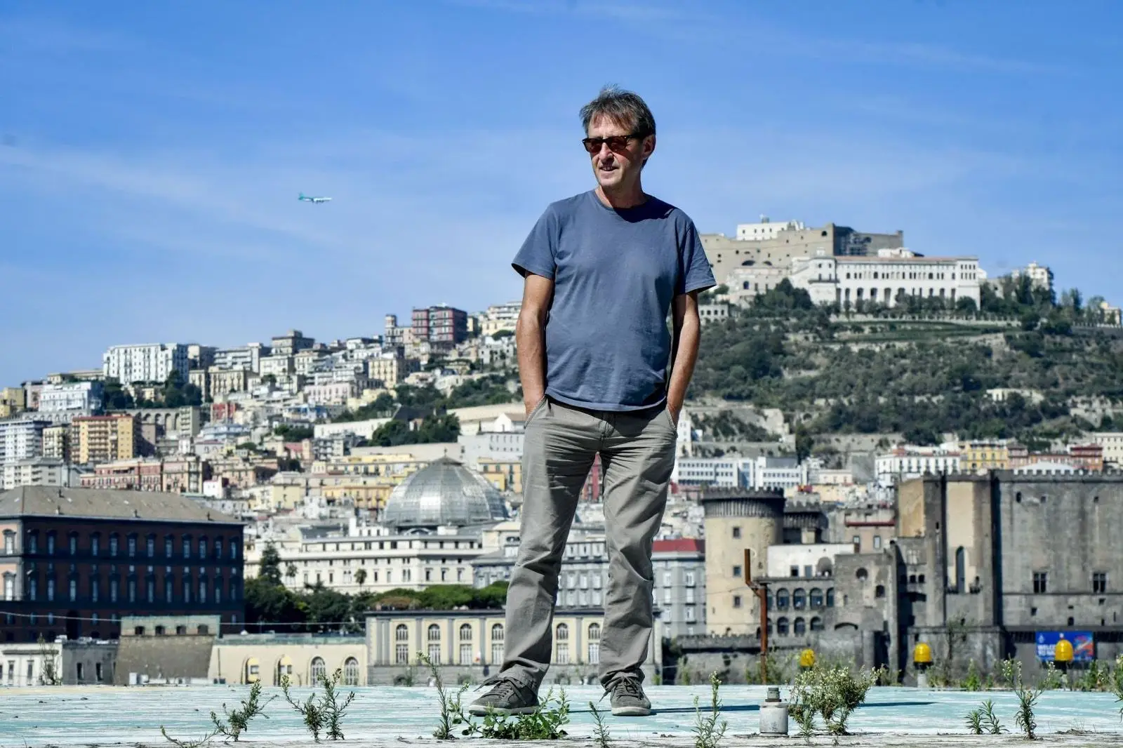 Cantare il disincanto, Canio Loguercio su una terrazza con Napoli alle spalle